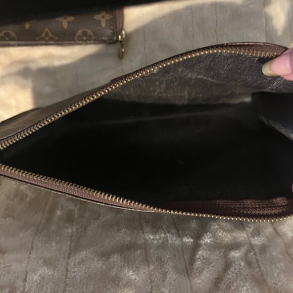 Vintage Louis Vuitton Set of 2 Cosmetic Pouches – Classic Monogram Canvas - Picture 7 of 8